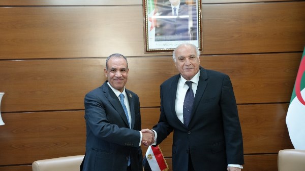 وزير الخارجية يعرب عن تطلع مصر لتبادل الخبرات مع الجزائر