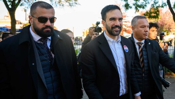 خلال زيارة لمحل يديره مصري.. عمدة نيويورك المنتخب: مصر أم الدنيا