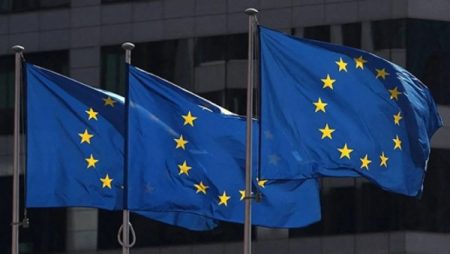 الاتحاد الأوروبي يشدد قيود تأشيرات الدخول للروس وسط انقسام بين الدول الأعضاء