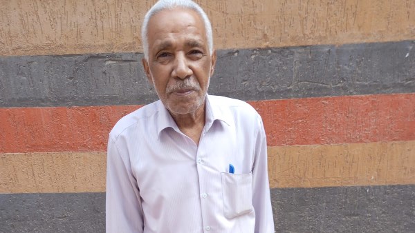 مسن أمام مدرسة في بولاق الدكرور: أطالب النواب بحماية الشباب من انتشار المخدرات.. صور