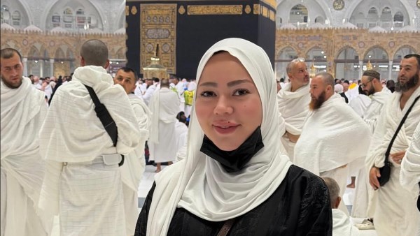 أسما إبراهيم تؤدي مناسك العمرة وتشارك جمهورها صورا من أمام الكعبة