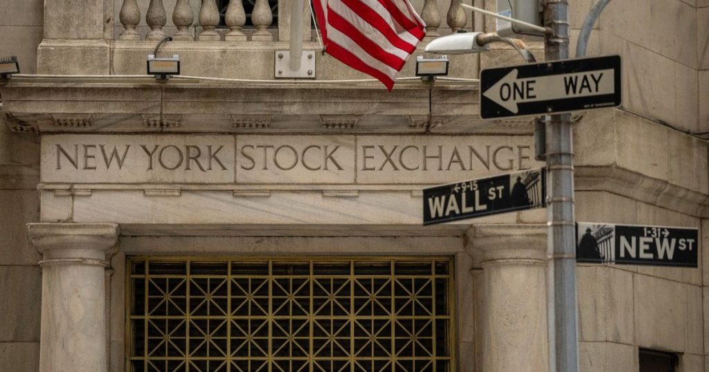 مؤشرات وول ستريت تتراجع وسط مخاوف بشأن ارتفاع تقييمات الأسهم