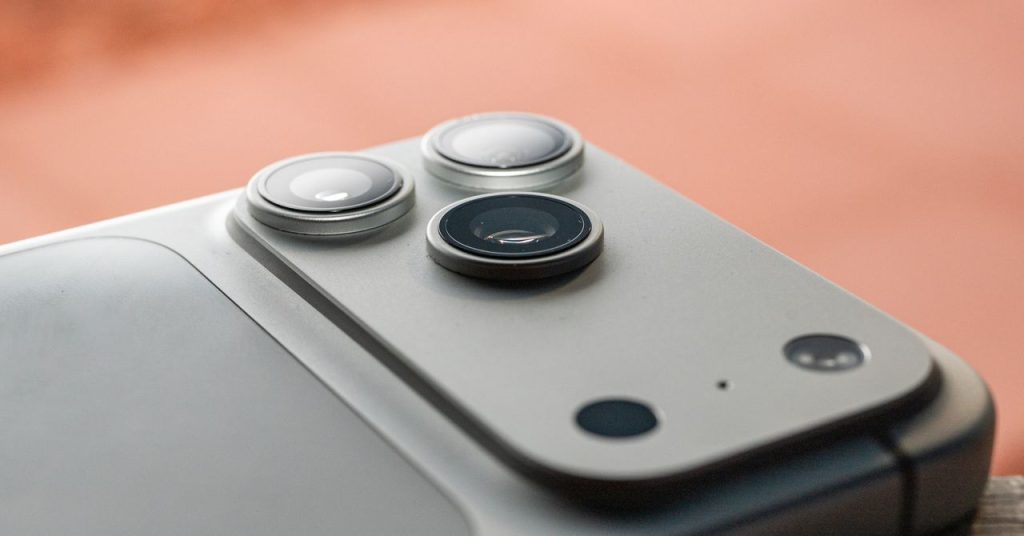 أفضل إعدادات الخصوصية والأمان لـ iPhone التي يمكنك تغييرها على جهاز Apple الخاص بك (2025)