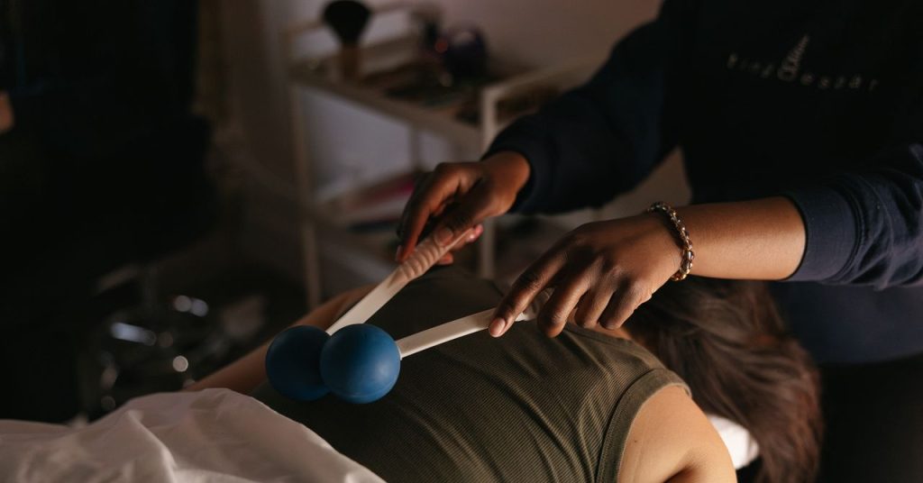 فحص القمل، والحرف، واللمس من قبل الغرباء: داخل منتجع ASMR للعب الأدوار