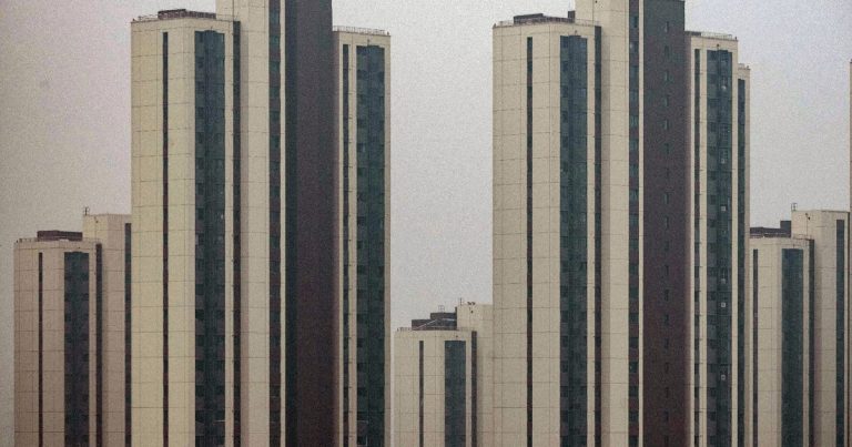 الصين تفحص الأبراج الشاهقة لرصد مخاطر السلامة عقب حريق هونغ كونغ