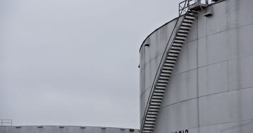 توقعات زيادة المخزونات الأميركية تضغط على أسعار النفط