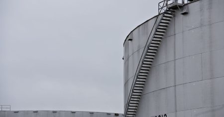 توقعات زيادة المخزونات الأميركية تضغط على أسعار النفط