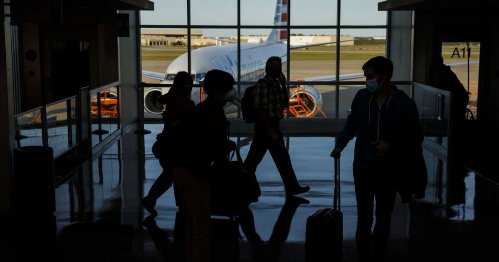 ما تداعيات خفض القدرة الاستيعابية في 40 مطاراً أميركياً على المسافرين؟