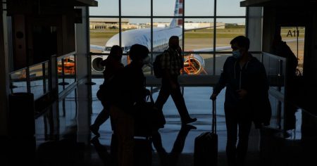 ما تداعيات خفض القدرة الاستيعابية في 40 مطاراً أميركياً على المسافرين؟