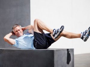 عدد تكرار تمارين البطن التي يجب القيام بها وفقا للعمر