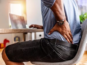 لماذا تتفاقم آلام الظهر في الشتاء؟