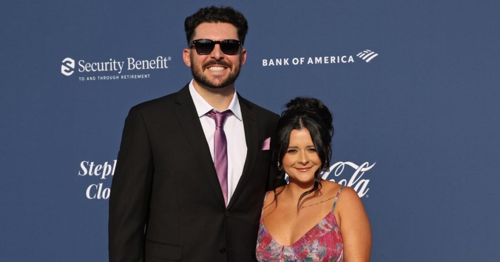 من هي زوجة أليكس فيسيا الحامل؟ تعرف على كايلا فيسيا، من أشد المعجبين بـ Dodgers وأحد المؤثرين على TikTok