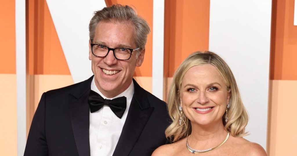 إيمي بوهلر تظهر بشكل نادر مع صديقها جويل لوفيل في موعد عشاء في لوس أنجلوس