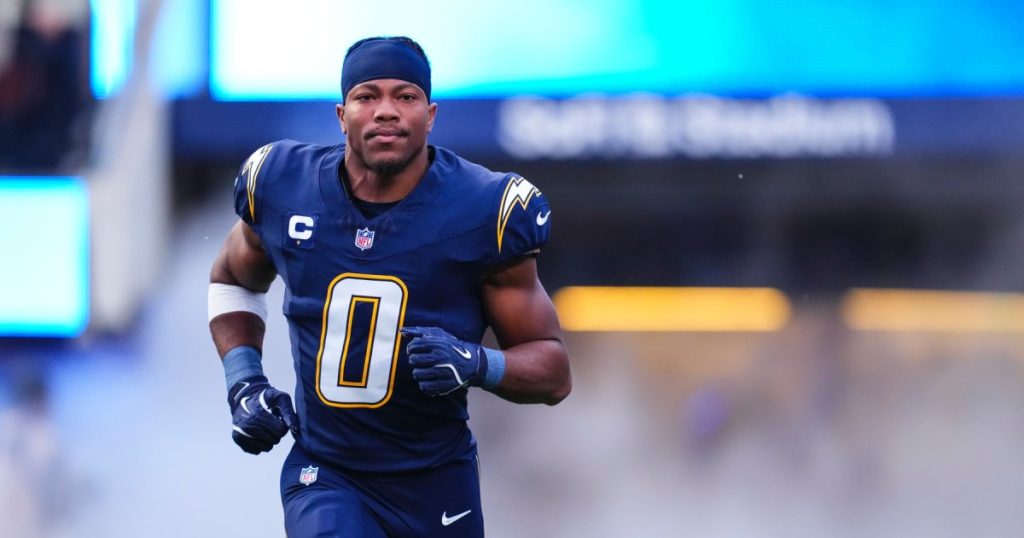 يلعب Daiyan Henley من فريق Los Angeles Chargers لعبة عاطفية في الدوري الوطني لكرة القدم الأمريكية بعد يومين من مقتل شقيقه