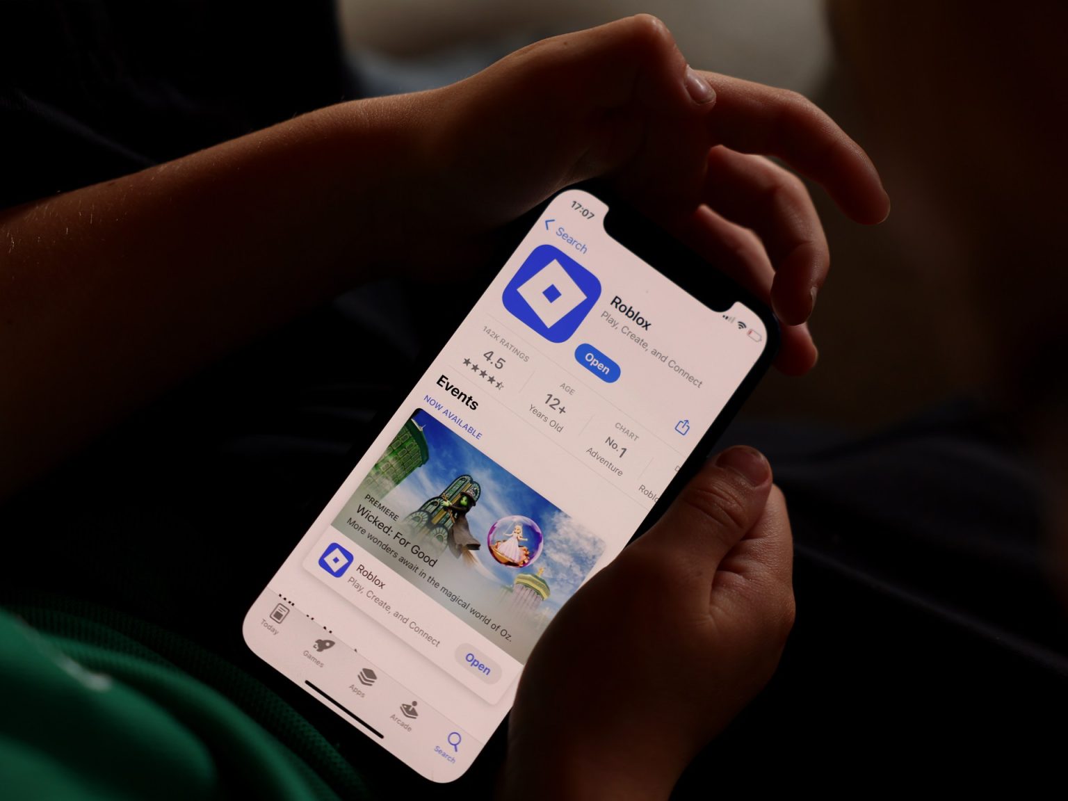 بعد العديد من القضايا.. “روبلوكس” تحظر محادثات الأطفال إلى البالغين | تكنولوجيا