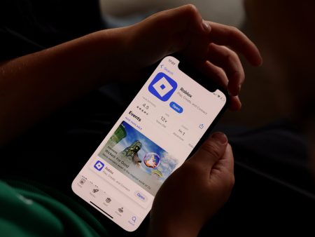 بعد العديد من القضايا.. “روبلوكس” تحظر محادثات الأطفال إلى البالغين | تكنولوجيا