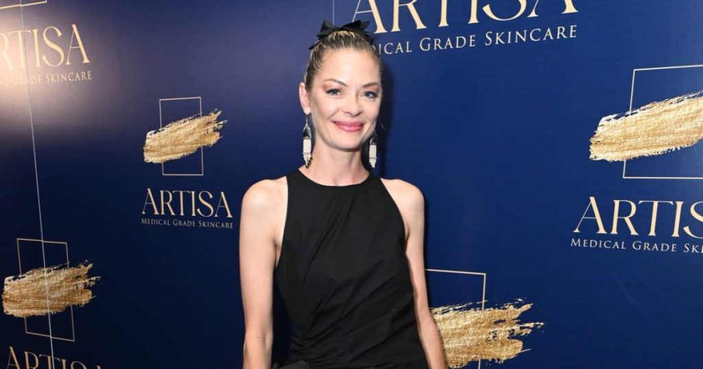 جايمي كينج تفاصيل تجربة عاطفية و”مكثفة” يرتدي قبعة أصلع لدور “الحب دانييل” (حصريًا)