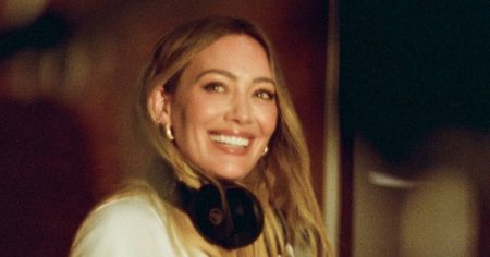 هيلاري داف تعلن عن أول أغنية منفردة جديدة لها منذ 10 سنوات: “أخيرًا، تفضلوا بسماعها”