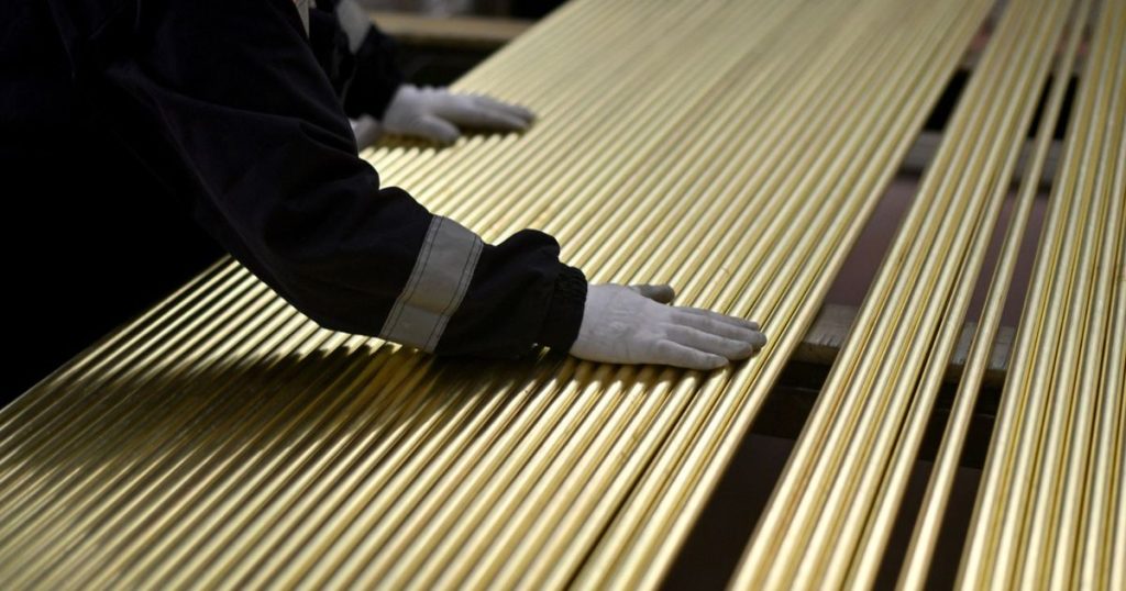 سعر الزنك يحوم قرب أعلى مستوياته في عام مع تراجع المخزونات