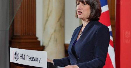 هزة في الأسواق البريطانية بعد تراجع ريفز عن رفع ضريبة الدخل