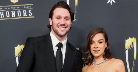 هايلي ستاينفيلد تكسر روتين مكياجها لمدة 15 دقيقة لليالي المواعدة مع زوجها جوش ألين