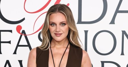 Kelsea Ballerini تتحدث عن رغبتها في أن تكون أماً في الأغنية الجديدة “I Sit in Parks” بعد الإعلان عن مفاجأة EP