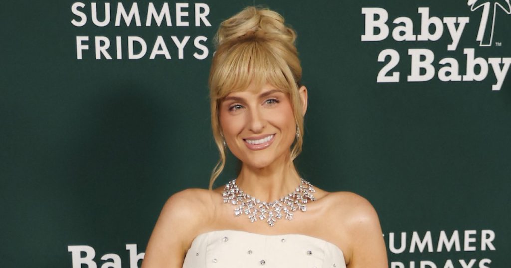 ميغان ترينور تقدم مشاعر الأميرة الكاملة في حفل Baby2Baby بعد رحلة فقدان الوزن