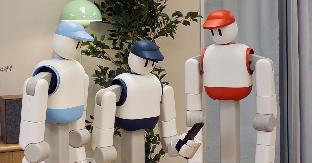 روبوت منزلي ينظّف الموائد ويفرّغ غسالة الصحون ذاتيًا.