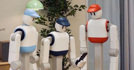 روبوت منزلي ينظّف الموائد ويفرّغ غسالة الصحون ذاتيًا.