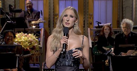 تواجه نيكي جلاسر رد فعل عنيف من مشاهدي برنامج “Saturday Night Live” بسبب نكات الاتجار بالجنس في المونولوج
