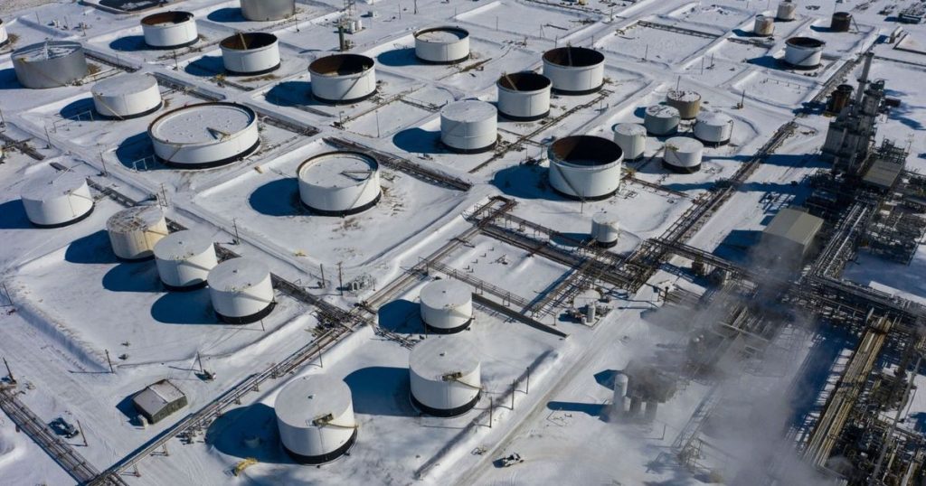 أسعار النفط تتجه لتسجيل ثاني خسارة أسبوعية وسط ارتفاع الإمدادات