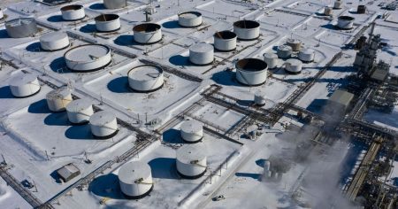 أسعار النفط تتجه لتسجيل ثاني خسارة أسبوعية وسط ارتفاع الإمدادات