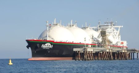 عُمان وإسبانيا توقعان مذكرة تفاهم لتوريد 10 مليون طن غاز سنوياً