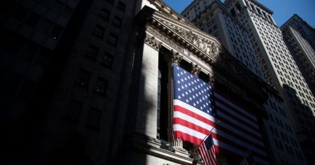 مؤشرات وول ستريت تتعافى وسط آمال بقرب إنهاء الإغلاق الحكومي الأميركي