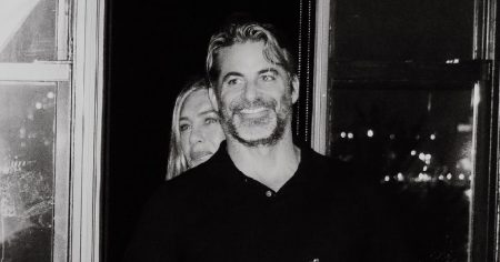 جنيفر أنيستون تعلن عن “حبها” لصديقها جيم كيرتس أثناء مشاركة المساعد الرقمي الشخصي الحلو: “عزيزتي”