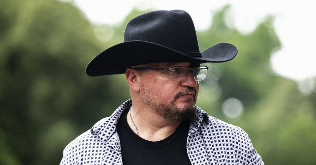 ستيوارت رودس يعيد إطلاق منظمة حفظة القسم والمنتقدون يشككون في جدوى عودتها