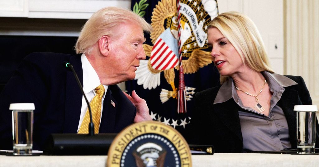 ترامب يستهدف قوانين الذكاء الاصطناعي للولايات في مسودة أمر تنفيذي.