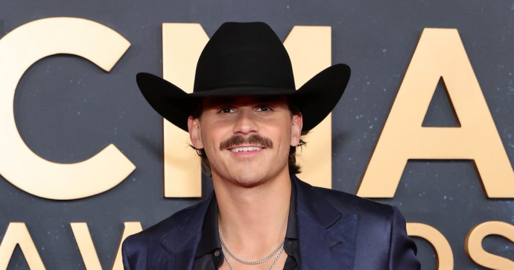 تاكر ويت مور يكشف عن استعانته بنجوم (The Bachelor) في فيديو أغنيته “Brunette”.