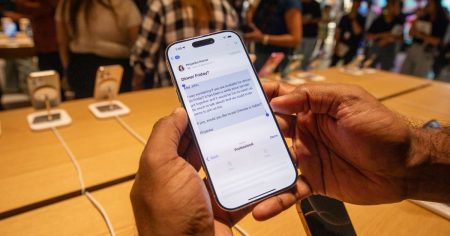 أبل” تخطط لاستخدام “جيميناي” من “جوجل” لتحسين قدرات “Siri