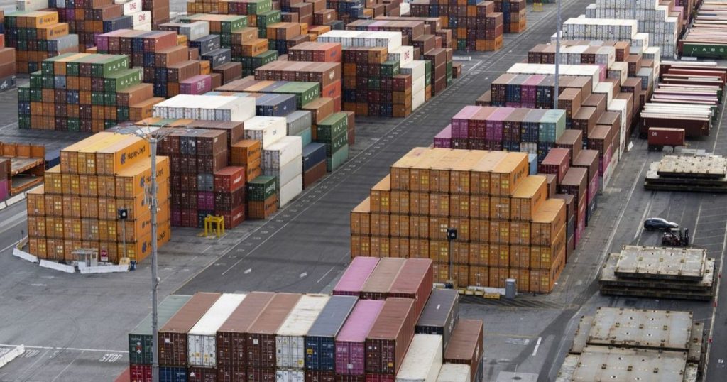 قضاة بارزون بالمحكمة العليا يشككون في سلطة ترمب بفرض الرسوم