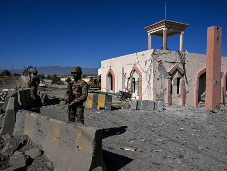 باكستان تتهم أفغانا بتنفيذ هجومين انتحاريين