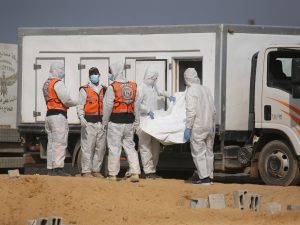 غارات إسرائيلية خلف الخط الأصفر وصحة غزة تتسلم جثامين 15 فلسطينيا