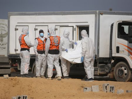 غارات إسرائيلية خلف الخط الأصفر وصحة غزة تتسلم جثامين 15 فلسطينيا