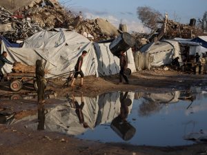شهداء بنيران الاحتلال في غزة والنازحون يصارعون البرد والسيول