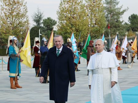 بابا الفاتيكان يزور تركيا ويحذر من “طغيان اللون الواحد” | أخبار