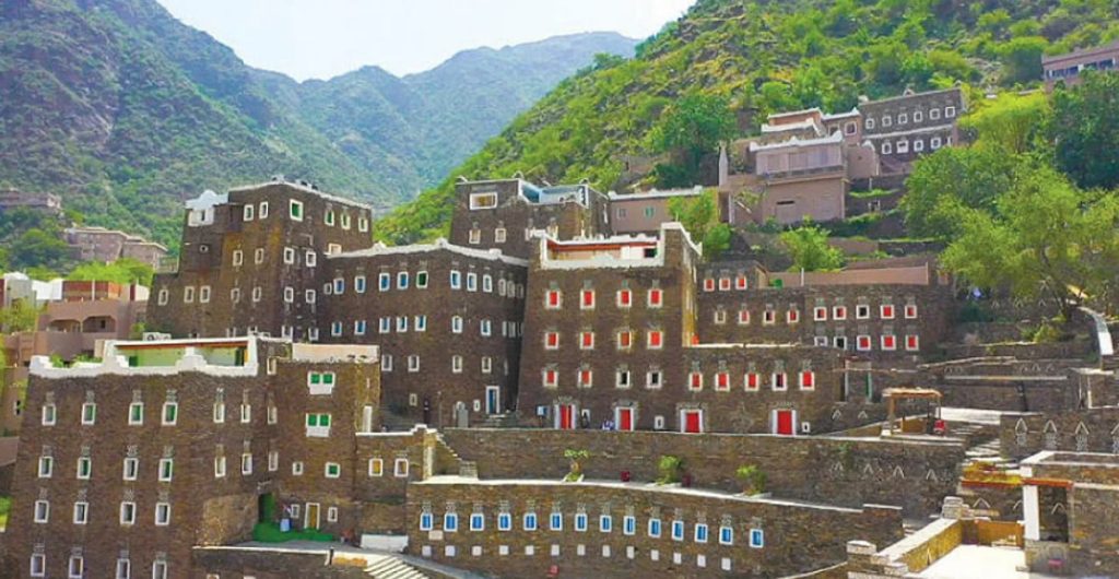 مرشد سياحي: عسير مناسبة للسياحة طوال العام