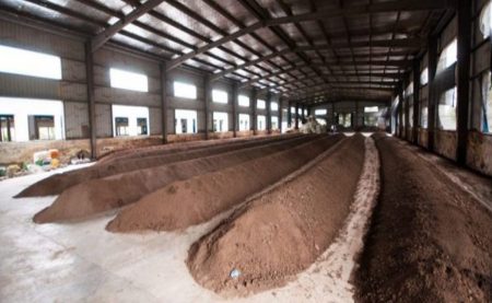 الإرشاد الزراعي يحذر من الأسمدة غير المتحللة