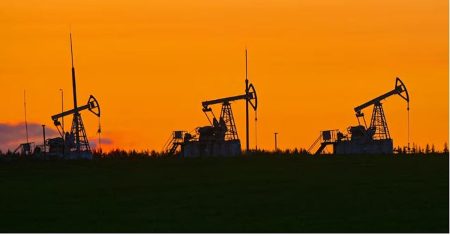 تراجع أسعار النفط بفعل مخاوف من تخمة المعروض