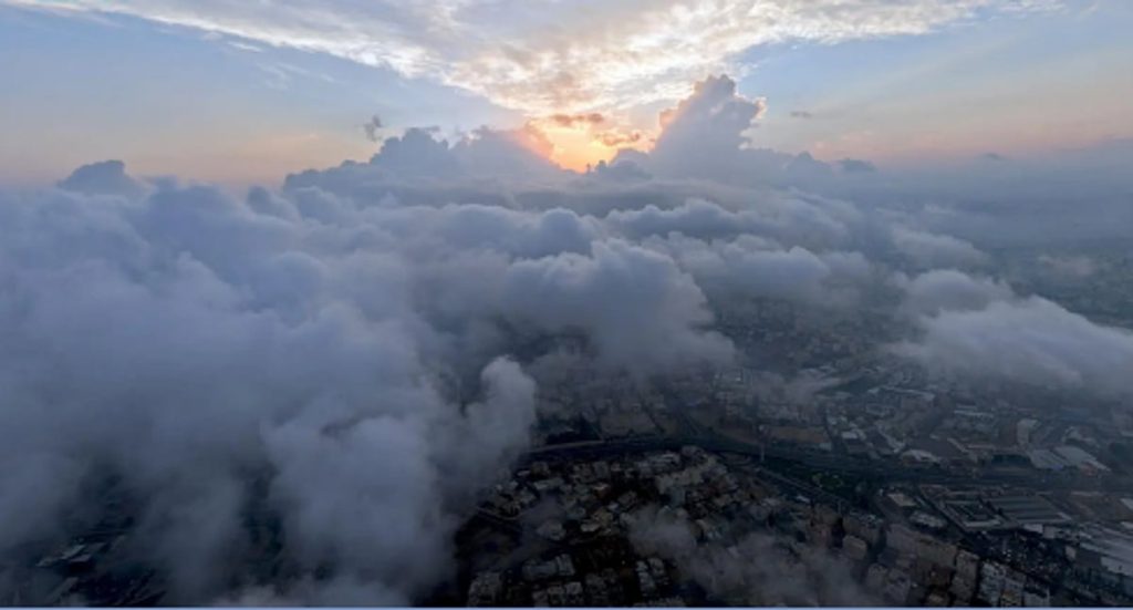 السحب والضباب ينسجان جمال أبها وروعة مرتفعات عسير