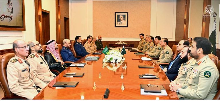 رئيس هيئة الأركان يبحث عددًا من القضايا ذات الاهتمام المشترك مع قائد الجيش الباكستاني